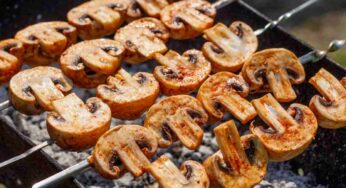 Spiedini di funghi: il contorno perfetto per un barbecue autunnale